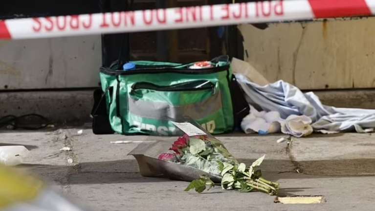 Λονδίνο: Έφηβος σκότωσε 15χρονη στη μέση του δρόμου - Πήγε να της δώσει λουλούδια, αρνήθηκε και τη μαχαίρωσε στο λαιμό