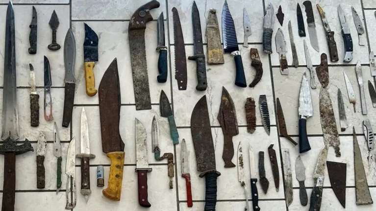 Δολοφονία στη Λαμία: Ολόκληρο οπλοστάσιο βρέθηκε στο σπίτι του 42χρονου - Δεκάδες σπαθιά, μαχαίρια και μπαλτάδες