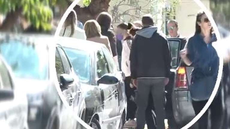 Κολωνός: &quot;Θέλω να συμπαρασταθώ στα παιδιά μου&quot;, λέει η μητέρα της 12χρονης - &quot;Μαμά σ&#39; αγαπάμε, κάνε κουράγιο…&quot;, φώναζαν τα παιδιά