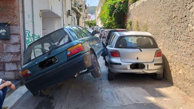 Ρέθυμνο: Πώς έγινε αυτό; - Οδηγός καβάλησε σταθμευμένο ΙΧ γιατί δεν χωρούσε [Εικόνες]