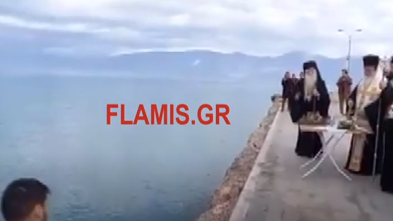 Θεοφάνεια: Ο Μητροπολίτης Καλαβρύτων μαζί με τον "γνωστό" Αμβρόσιο έκαναν κανονικά τον αγιασμό των υδάτων- Επεσαν πρόστιμα [βίντεο]