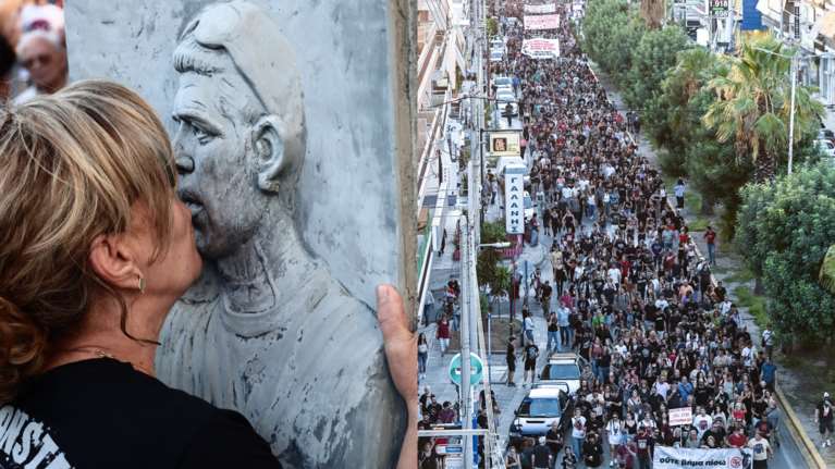 Δολοφονία Φύσσα: Συγκλόνισε το φιλί της Μάγδας στο μνημείο με τη μορφή του γιου της - Αντιφασιστική πορεία στο Κερατσίνι [Εικόνες]