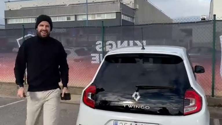 Συνεχίζεται το ξεκατίνιασμα: Ο Πικέ πήγε στο γήπεδο με... Twingo - Casio και Renault τρολάρουν τη Σακίρα [βίντεο]