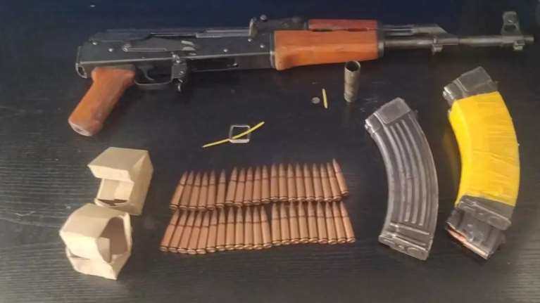 Δύο συλλήψεις στο κέντρο της Αθήνας: 33χρονη και 17χρονος τριγυρνούσαν με σακίδιο με βαρύ οπλισμό - Είχε μέσα καλάσνικοφ