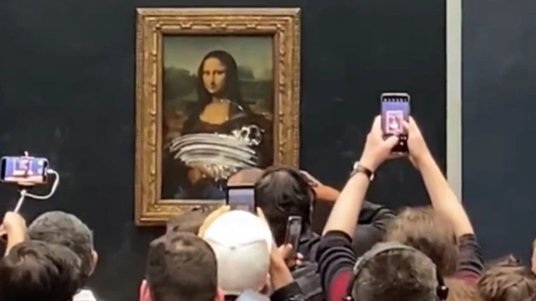 Χαμός στο Λούβρο: Άνδρας με γυναικεία περούκα πέταξε τούρτα στη &quot;Μόνα Λίζα&quot; [βίντεο]