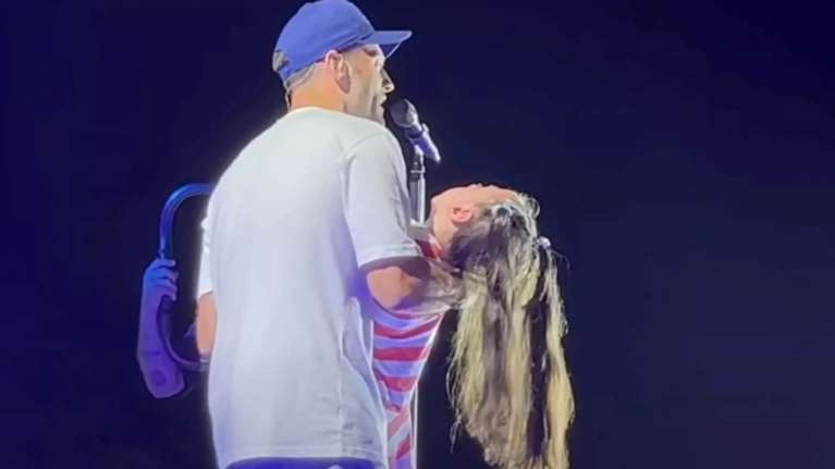 Κωνσταντίνος Αργυρός: πήρε αγκαλιά 9χρονο κορίτσι με μυϊκή δυστροφία - Της τραγούδησε το &quot;Παιδί γενναίο&quot; [Βίντεο]