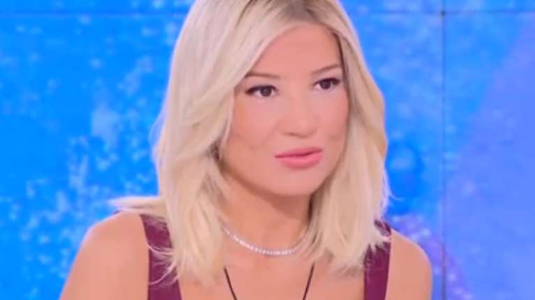 Ενοχλημένη η Φαίη Σκορδά στον αέρα: &quot;Μου λες να το κλείσουμε για να βγεις σε άλλη εκπομπή τώρα;&quot;