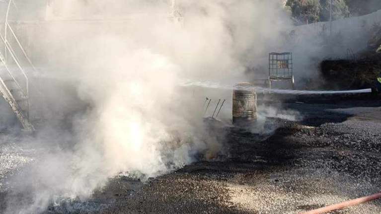 Αγρίνιο: Μεγάλη φωτιά και εκρήξεις σε εργοτάξιο πίσσας - Ενας νεκρός και ένας αγνοούμενος [εικόνες - βίντεο]