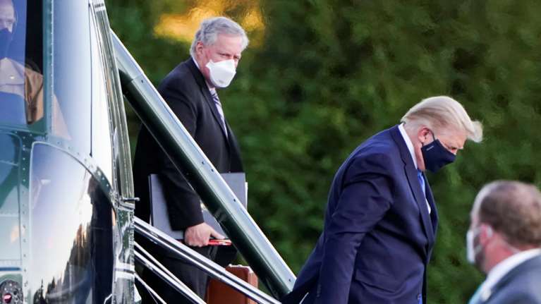 Ντόναλντ Τραμπ: Στο νοσοκομείο με πυρετό και αναπνευστικά προβλήματα - &quot;Πάω καλά, νομίζω&quot; το μήνυμά του [Βίντεο]