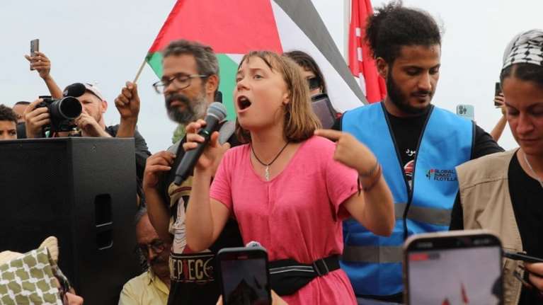 Άγρια κακοποίηση της Γκρέτα Τούνμπεργκ κατήγγειλε Τούρκος ακτιβιστής - Τη χτύπησαν και την ανάγκασαν να φιλήσει τη σημαία του Ισραήλ