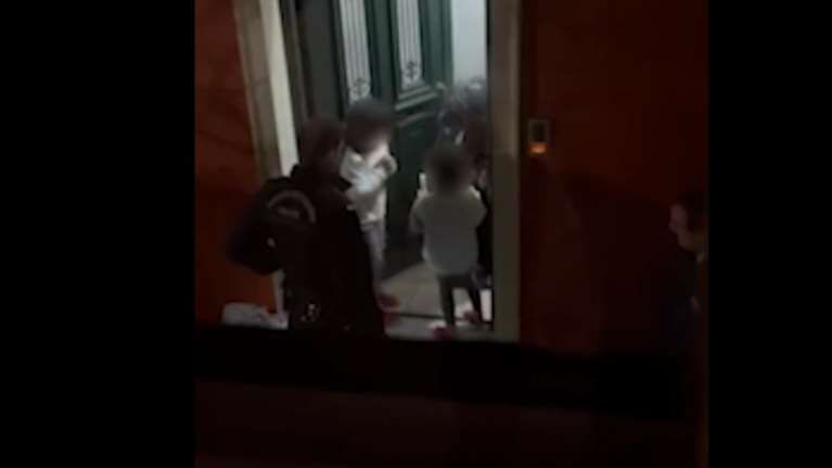 Αστυνομικοί κάνουν έκπληξη σε ένα μικρό κορίτσι για τα γενέθλιά του - Η συγκινητική στιγμή σε νησί του Ιονίου [βίντεο]