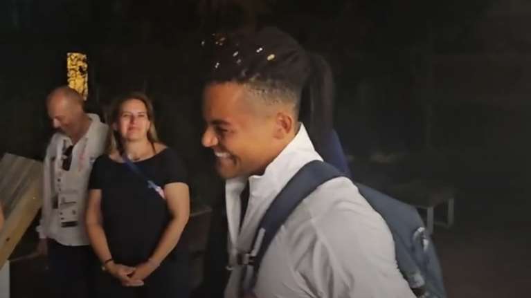 Αποθέωση στο Ολυμπιακό Χωριό για τον Μανόλο: &quot;Πρώτη φορά κλαίω από χαρά&quot; - Η σφιχτή αγκαλιά με τον Πετρούνια [βίντεο]