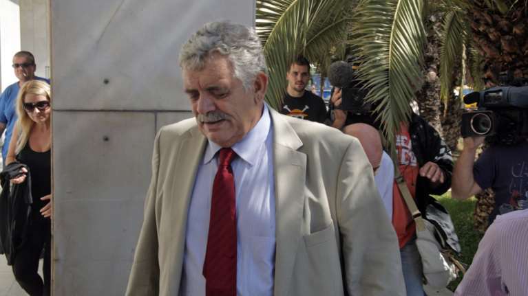 Τάκης Μιχαλόλιας: Ο αδερφός και συνήγορος του Μιχαλολιάκου που είπε &quot;ξυπόλητους&quot; τους χιλιάδες πολίτες έξω από το εφετείο