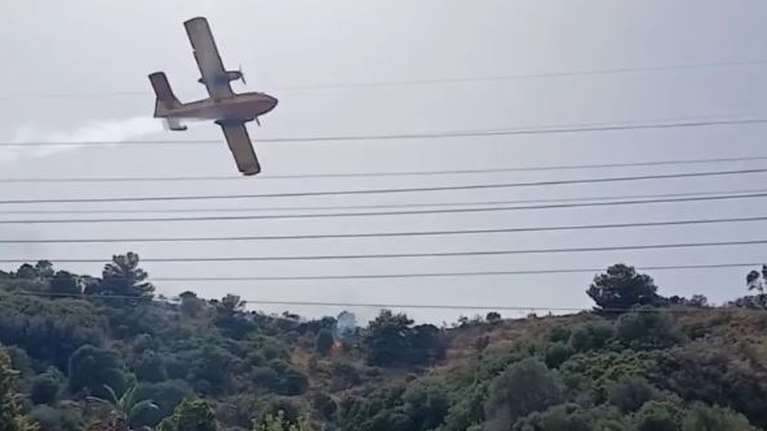 Φωτιά στη Ναύπακτο: Παρ&#39; ολίγον τραγωδία με Canadair - Χτύπησε σε πεύκο κατά την κατάσβεση [Βίντεο]