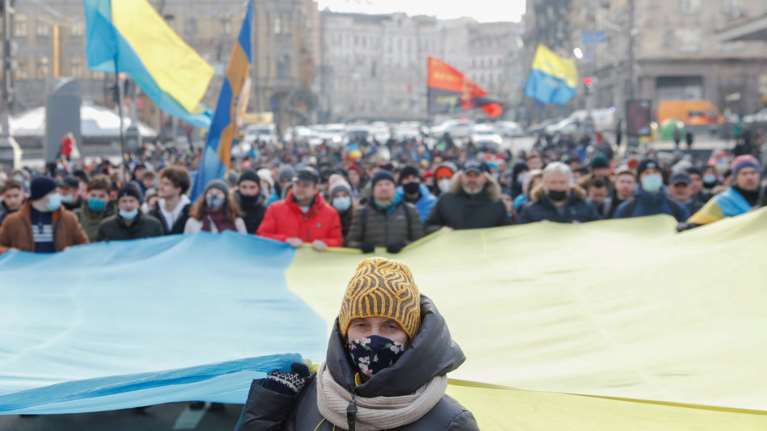 Κορυφώνεται η αγωνία στην Ουκρανία: Χιλιάδες πολίτες στους δρόμους του Κιέβου ενώ ηχούν τύμπανα πολέμου