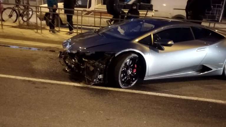 Λάρισα: &quot;Σμπαράλια&quot; έγινε σε τροχαίο μια πανάκριβη Lamborghini [εικόνες]