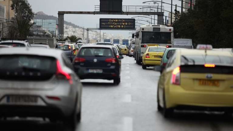 Lockdown: Τι αλλάζει από την Δευτέρα στα όρια επιβατών σε ΙΧ, ταξί και φορτηγά