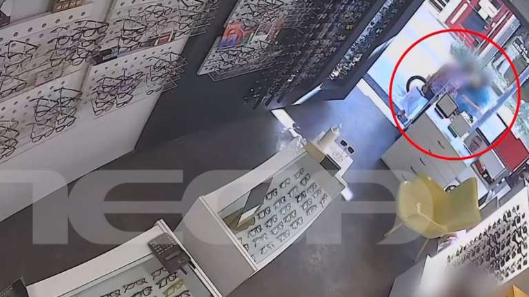 Λαμία: Η στιγμή που ζευγάρι υπεράνω υποψίας κλέβει κατάστημα οπτικών [βίντεο]