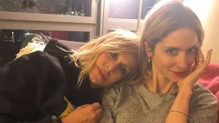 Η Σοφία Καρβέλα προξενεύει στην Άννα Βίσση τον... Μπραντ Πιτ [εικόνες]