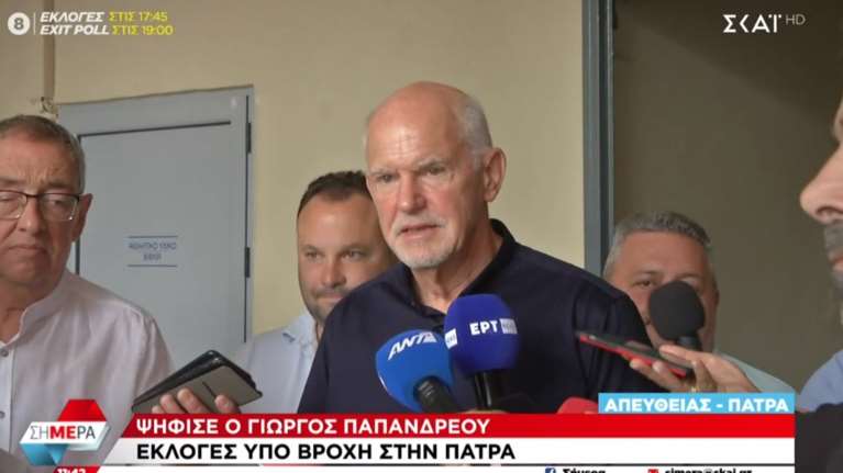 Ψήφισε στην Πάτρα υπό βροχή ο Γιώργος Παπανδρέου - Στο σχολείο που φοιτούσε ο &quot;Γέρος της Δημοκρατίας&quot;