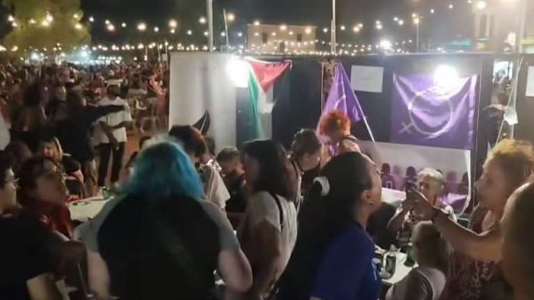 Επεισόδιο στο Αντιρατσιστικό Φεστιβάλ μεταξύ τρανς ακτιβιστριών και φεμινιστικής ομάδας: &quot;Μας λένε άνδρες με φουστάνια&quot; [βίντεο]
