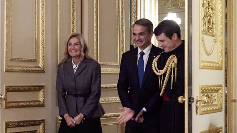 Μαρέβα Μητσοτάκη: Η διαφορετική εμφάνιση με φούστα στο Γουίνσδορ - Ο συνδυασμός με μεσάτο σακάκι