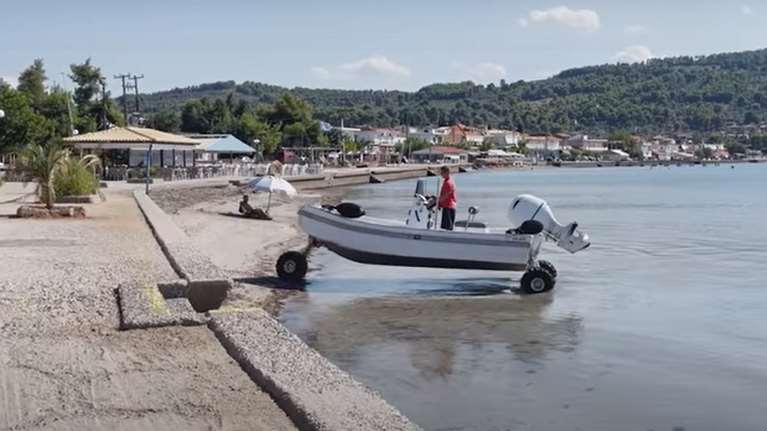 "Καράβια βγήκαν στην στεριά": Αυτό είναι το πιο εντυπωσιακό αμφίβιο σκάφος του φετινού καλοκαιριού [βίντεο]