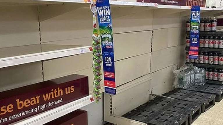 Ο πανικός λόγω της ξηρασίας καταβάλλει τους Βρετανούς: Αδειάζουν τα ράφια από τα εμφιαλωμένα νερά [εικόνες, βίντεο]