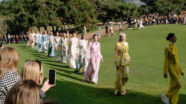 Το εντυπωσιακό fashion show του Βασίλη Ζούλια στο Golf της Γλυφάδας- Οι λαμπεροί καλεσμένοι