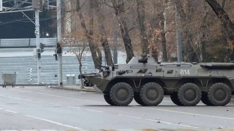 Καζακστάν: Όποιος φαίνεται &quot;ύποπτος&quot; κοντά στο αεροδρόμιο συλλαμβάνεται - Εξοπλισμό και στρατιώτες έστειλε ο Πούτιν