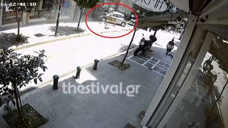 Τρομακτικό τροχαίο στη Θεσσαλονίκη: Αυτοκίνητο πέφτει σε βιτρίνα καταστήματος [Εικόνες, βίντεο]