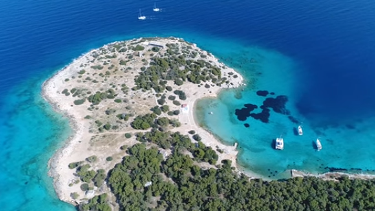 Το νησάκι του Σαρωνικού με το τιρκουάζ &quot;μανιτάρι&quot; - Στις ξαπλώστρες του θα βρείτε.... παγώνια [βίντεο]