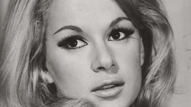 Ρετρό καλοκαίρι: Η Αλίκη Βουγιουκλάκη με ψηλόμεσο φλοράλ μαγιό στη θάλασσα στον Θεολόγο [εικόνα]