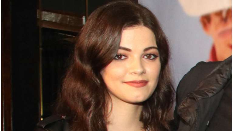 Τζένη Καζάκου: Η ροκ εμφάνιση με τζιν, δερμάτινο και μακιγιάζ που ανέδειξε το πανέμορφο πρόσωπό της