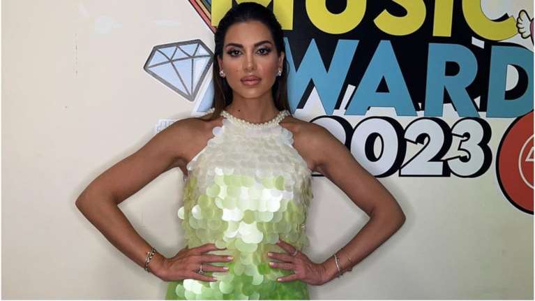 Super glam η Σταματίνα Τσιμτσιλή: Το mermaidcore όμπρε φόρεμα που ανέδειξε τα καλλίγραμμα πόδια της