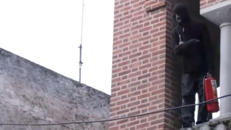 &quot;Κάναμε γκράφιτι, δεν βάλαμε φωτιά&quot;, λένε οι δύο νεαροί που συνελήφθησαν μετά το παρκούρ σε ταράτσες και καμπαναριό