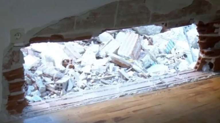 Απίστευτη γκάφα στη Θεσσαλονίκη: Γκρέμιζαν πολυκατοικία και άνοιξαν τρύπα σε... διπλανό σπίτι [βίντεο]