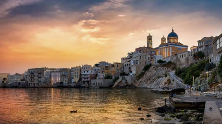 Πάσχα στην Αρχόντισσα των Κυκλάδων: Κατάνυξη και παράδοση με φόντο τη μεσαιωνική και κυκλαδίτικη αρχιτεκτονική