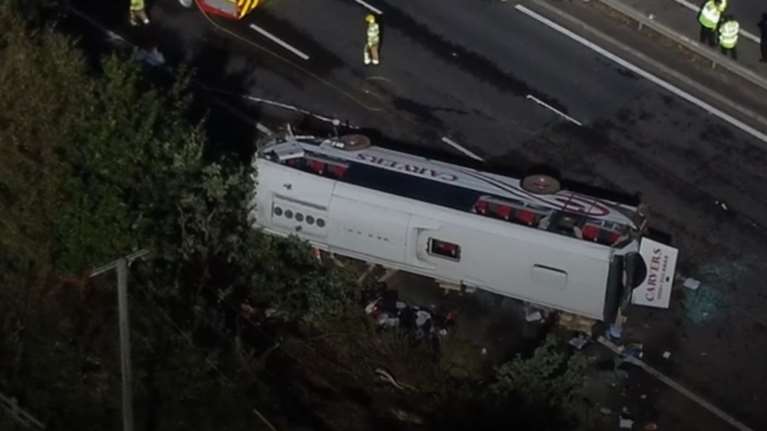 Τραγωδία στο Λίβερπουλ: Ανατράπηκε σχολικό λεωφορείο με δεκάδες μαθητές - Νεκρό ένα 14χρονο κορίτσι και ο οδηγός