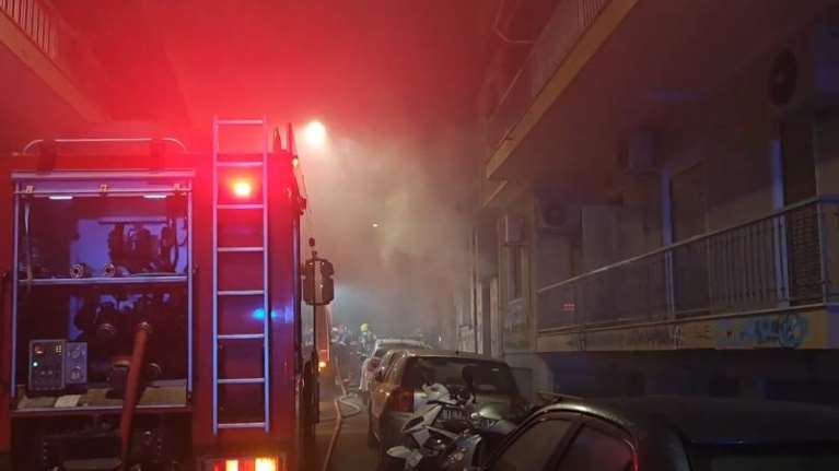 Κάτω Πατήσια: Φωτιά σε ακατοίκητο σπίτι - Φλόγες και πυκνοί καπνοί [βίντεο]