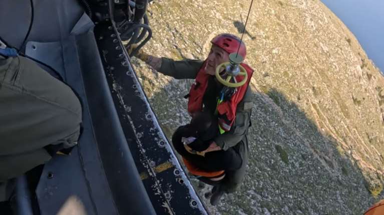 Άγιον Όρος: Καρέ καρέ η επιχείρηση διάσωσης ορειβάτη από Super Puma - Είχε πέσει σε χαράδρα [βίντεο]