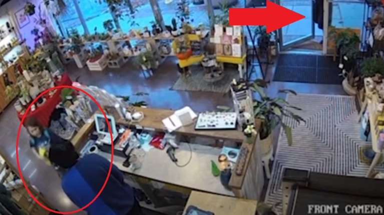 &quot;Κάνε ότι είσαι η μαμά μου, με παρακολουθούν&quot;: Βίντεο - σοκ δείχνει πώς ένας 10χρονος γλίτωσε την απαγωγή