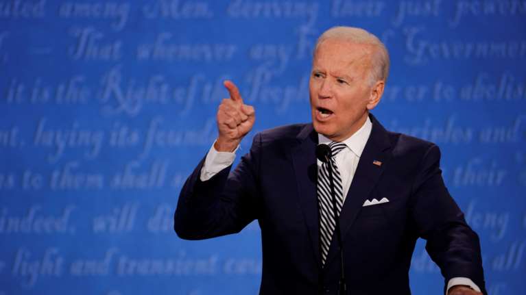 Ξέσπασε ο Μπάιντεν κατά Τραμπ: &quot;Να πάει να το πει αυτό στις 205.000 οικογένειες που έχασαν κάποιον&quot;