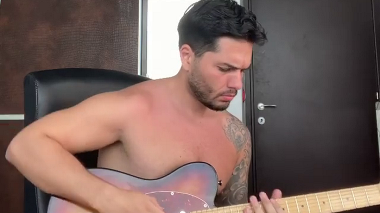 Χρήστος Μάστορας: Πετάει (ξανά) το μπλουζάκι του και παίζει στην κιθάρα ένα ερωτικό μπλουζ [Βίντεο]