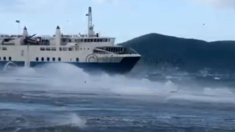 Η μάχη του πλοίου &quot;Αχαιός&quot; για να δέσει στην Αίγινα - Τα κύματα &quot;καταπίνουν&quot; το λιμάνι [βίντεο]