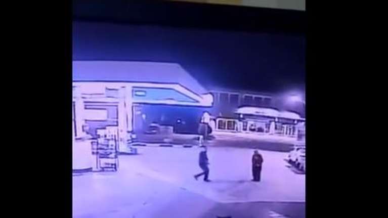 Απίστευτο βίντεο από ληστεία σε πρατήριο στην Χαλκίδα: Ο δράστης πήγε και έφυγε τρέχοντας! [Βίντεο]