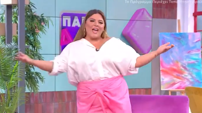 Δανάη Μπάρκα: Επέστρεψε στο πλατό και έδειξε το σώμα της με ροζ μίνι φούστα