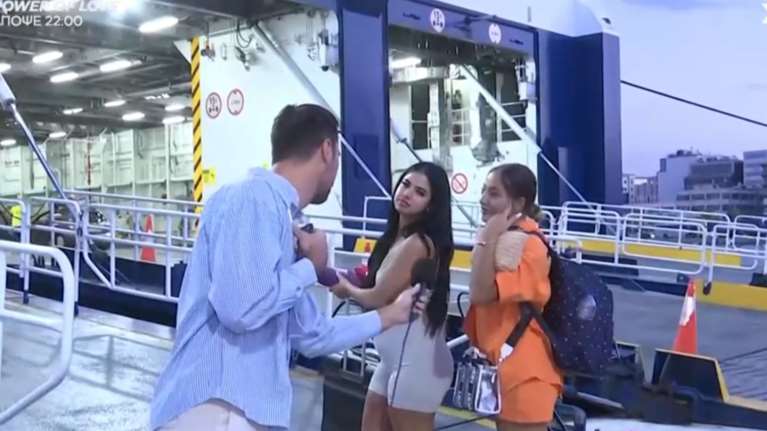 Λιμάνι Πειραιά: Επικός διάλογος δημοσιογράφου με κοπέλα - &quot;Εσύ πού θα πας;&quot; [βίντεο]