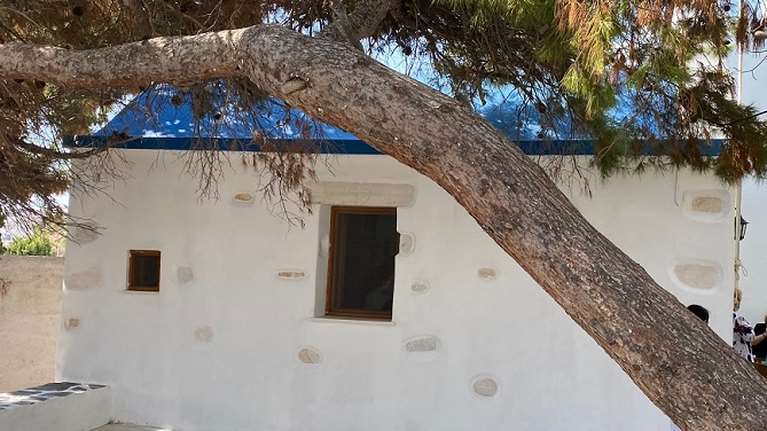 Πάρος: Πιστή άρπαξε από τον παπά και έσκισε την εγκύκλιο της Ιεράς Συνόδου υπέρ του εμβολίου