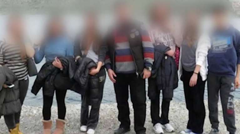 &quot;Κακό γατάκι, έλα κάτσε στα πόδια μου&quot;: Γυμνές φωτογραφίες έστελνε ο καθηγητής στη 14χρονη - &quot;Στριμωχνόταν δίπλα στα κοριτσάκια&quot;